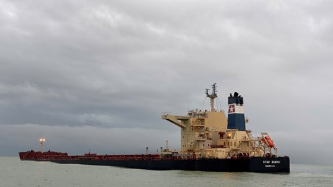 Triển khai các biện pháp ứng cứu tàu hàng hơn 170.000 tấn quặng sắt mắc cạn