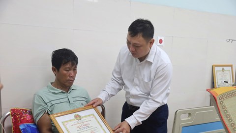 Trao giấy khen cho hai người dân Lý Sơn dũng cảm cứu người gặp nạn