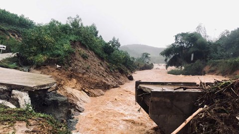 Cầu gãy đôi, cô lập hơn 280 hộ dân ở miền núi Quảng Ngãi