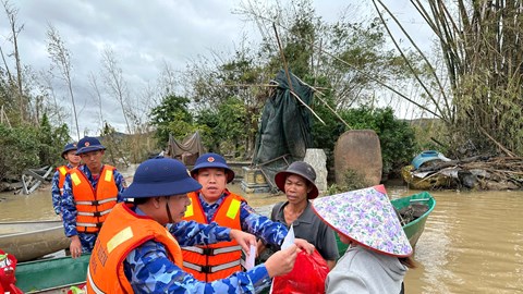 Vùng Cảnh sát biển 2 hỗ trợ người dân vùng ngập lụt tỉnh Gia Lai