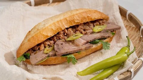 15 người tại Quảng Ngãi nhập viện nghi ngộ độc do ăn bánh mì