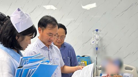 Thăm hỏi các bệnh nhân bị ngộ độc thực phẩm nghi do ăn bánh mì Hồng Vân