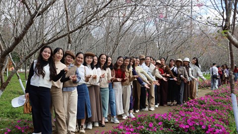 Hàng nghìn du khách đổ về Khu du lịch Măng Đen trong ngày đầu nghỉ lễ Tết Dương lịch