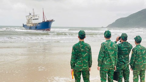 Tàu vỏ sắt mang quốc tịch nước ngoài mắc cạn tại vùng biển Dung Quất