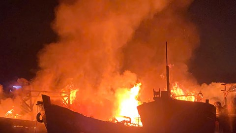 Hỏa hoạn trong đêm làm cháy bốn tàu cá