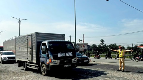 CSGT Quảng Ngãi điều tiết linh hoạt, giải tỏa điểm nghẽn ngày giáp Tết