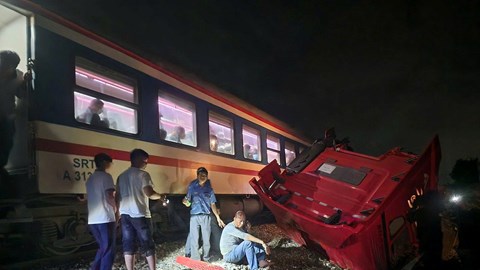 Container cố băng qua đường ray, bị tàu SE8 tông trực diện ở Quảng Ngãi