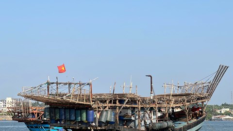 Hai tàu cá Quảng Ngãi trôi dạt trên biển, lực lượng chức năng khẩn trương hỗ trợ