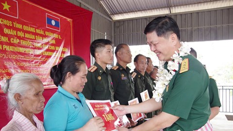 Lan tỏa nghĩa tình quân dân Việt - Lào tại Champasak dịp Bunpimay