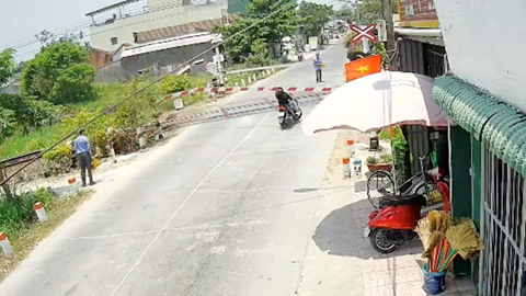 Nam thanh niên điều khiển xe máy tông gãy cần chắn đường sắt ở Quảng Ngãi