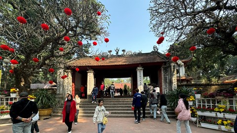 Đầu Xuân rộn ràng đi lễ Đền Và, Chùa Mía