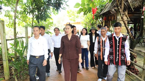  Phát triển du lịch gắn với bảo tồn  văn hóa bản địa