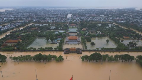 Huế chìm trong mưa lũ lịch sử