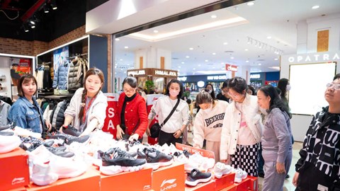 Trung tâm thương mại sôi động dịp Black Friday 2025