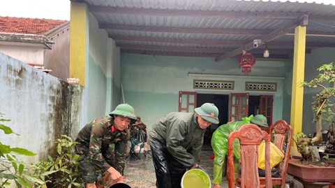 Các lực lượng dồn sức hỗ trợ người dân khắc phục hậu quả mưa lũ