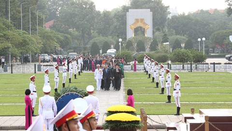 Các đại biểu Quốc hội vào Lăng viếng Chủ tịch Hồ Chí Minh