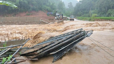 Sơ tán, di dời khẩn cấp các hộ dân ra khỏi khu vực sạt lở, ngập lụt