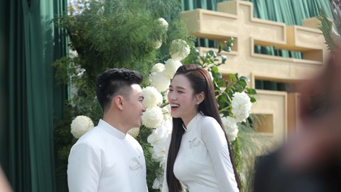 Hoa hậu Đỗ Thị Hà rạng rỡ trong lễ nạp tài cùng thiếu gia Tập đoàn Sơn Hải