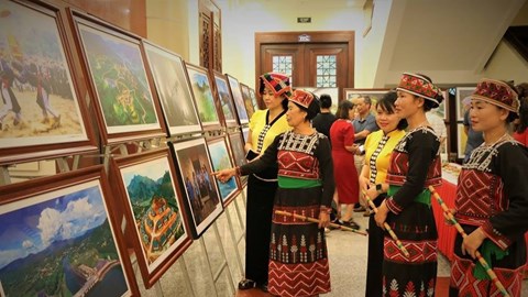 Triển lãm ảnh “Lào Cai - Sắc màu hội nhập và phát triển”  