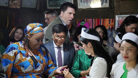 Khách quốc tế thích thú trải nghiệm văn hóa các dân tộc Việt Nam