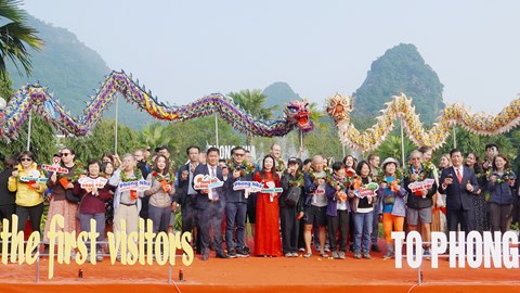Đón đoàn khách “xông đất” năm mới tại Di sản Phong Nha - Kẻ Bàng