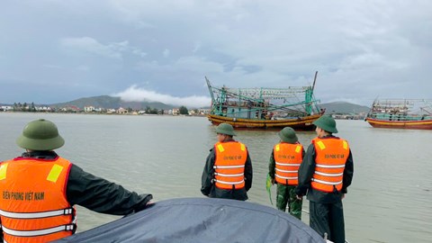 Bộ đội giúp dân gặt lúa "chạy" bão số 10