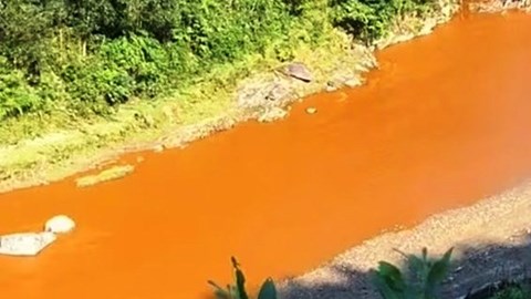 Lập đoàn kiểm tra vụ việc nước suối bất ngờ đổi màu đỏ