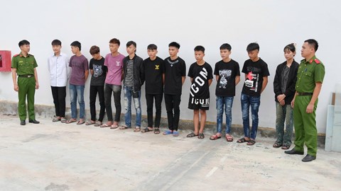 Bắt giữ 11 đối tượng thanh thiếu niên dùng hung khí hỗn chiến 