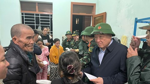 Phó Thủ tướng Thường trực Nguyễn Hòa Bình kiểm tra, chỉ đạo khắc phục hậu quả mưa lũ tại Đắk Lắk