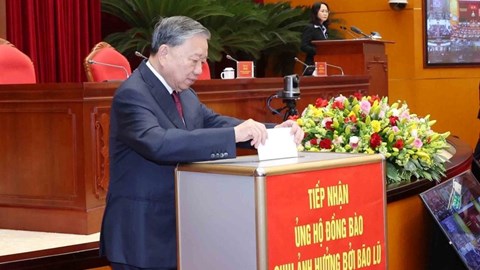 Tổng Bí thư Tô Lâm và các đại biểu ủng hộ đồng bào bão lũ