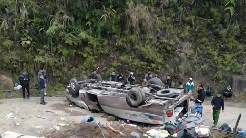 Lật xe 29 chỗ chở đoàn từ thiện ở Lào Cai, 8 người tử vong