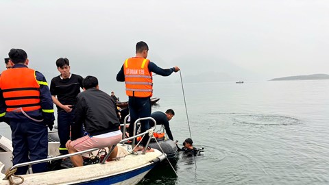 Nỗ lực khắc phục vụ chìm tàu khách trên hồ Thác Bà