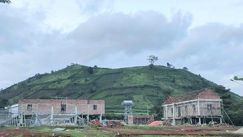 Lý do nào khiến nhà rông tại núi lửa Chư Đăng Ya dừng thi công?