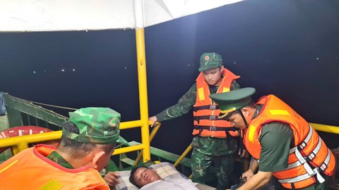 Đồn Biên phòng kịp thời cứu trợ ngư dân gặp nạn trên biển