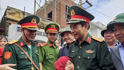 Đại tướng Phan Văn Giang thăm, tặng quà người dân vùng “rốn lũ” ở Gia Lai