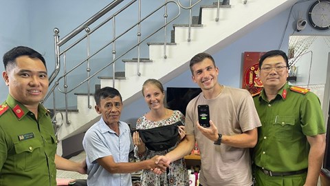 Công an Đà Nẵng tìm lại tài sản cho du khách Nga