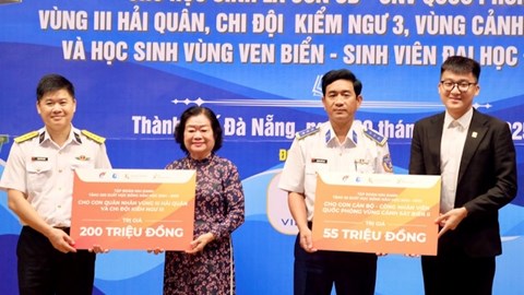 Trao 305 suất học bổng Vừ A Dính cho học sinh vùng ven biển