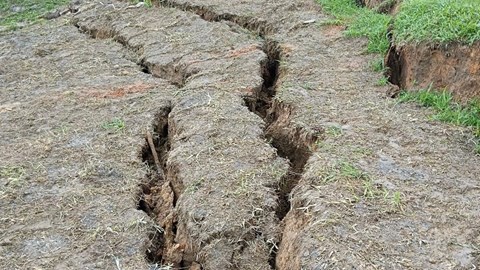 Lâm Đồng: Di dời khẩn cấp hàng chục hộ dân ngay trong đêm trước nguy cơ vỡ đập chứa nước