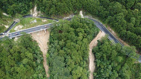 Cận cảnh sạt lở nghiêm trọng khiến đèo Prenn phải đóng cửa