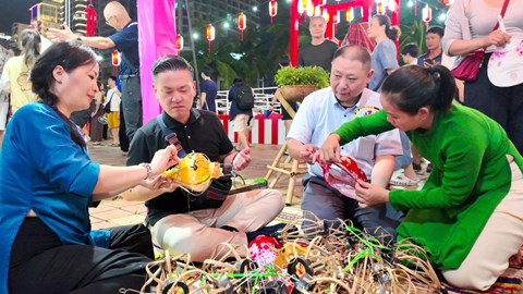 Du khách hào hứng trải nghiệm không gian văn hóa, ẩm thực tại Lễ hội Việt Nam - Nhật Bản