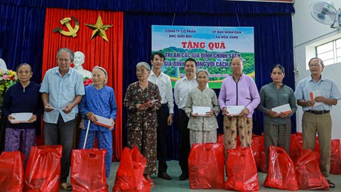 Khu du lịch Núi Thần Tài dâng hương tri ân liệt sĩ và trao quà cho gia đình chính sách tại Hòa Vang