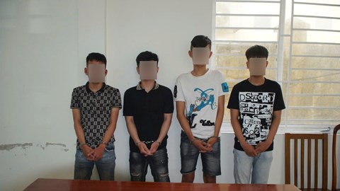 Bắt nhóm thanh thiếu niên dùng dao chặn đường cướp tài sản 