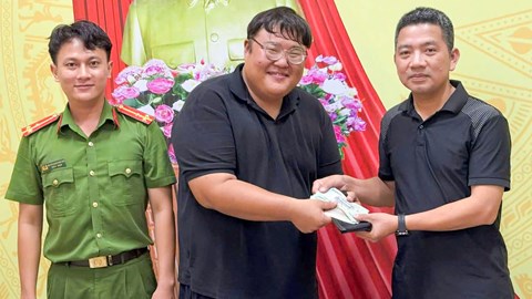 Du khách Hàn Quốc xúc động khi nhận lại tài sản bị đánh rơi
