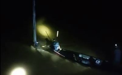 Người đàn ông ôm cột điện giữa dòng lũ cuồn cuộn trong đêm, thoát chết ngoạn mục