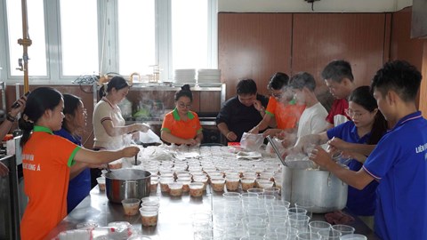 Sinh viên nấu 600 suất ăn gửi đến người dân vùng ngập lụt 