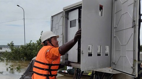 Hơn 400.000 hộ dân miền Trung đã có điện trở lại sau mưa lũ
