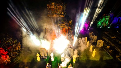 “Đêm Mỹ Sơn huyền thoại” mê hoặc du khách bằng ánh sáng, âm nhạc và vũ điệu Champa