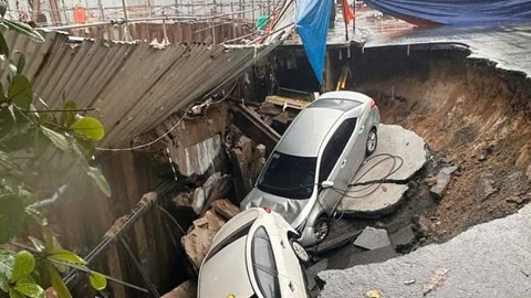 Thông tin mới về vụ mặt đường sụt lún khiến hai ô tô bị “nuốt chửng”