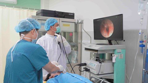 Nội soi phế quản lấy răng giả nằm trong phổi người bệnh hơn 20 năm