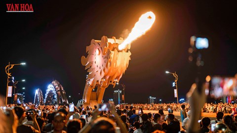 Cầu Rồng phun lửa và quay nhịp cầu Sông Hàn phục vụ người dân, du khách đón Tết 